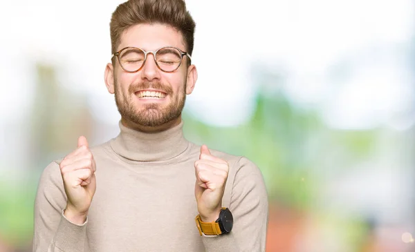 Joven Hombre Negocios Guapo Con Gafas Emocionadas Por Éxito Con — Foto de Stock