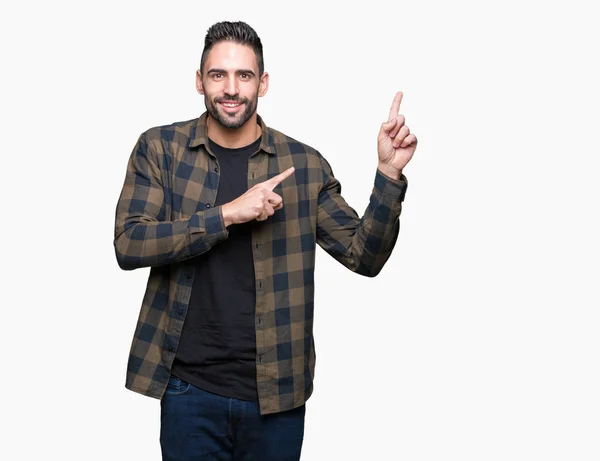 Jovem Homem Bonito Sobre Fundo Isolado Sorrindo Olhando Para Câmera — Fotografia de Stock