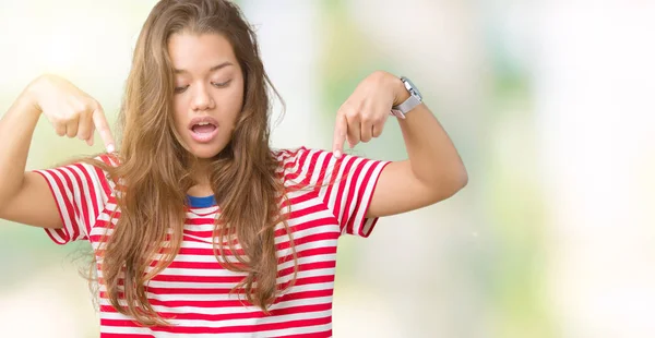 Giovane Bella Donna Bruna Che Indossa Strisce Shirt Sfondo Isolato — Foto Stock