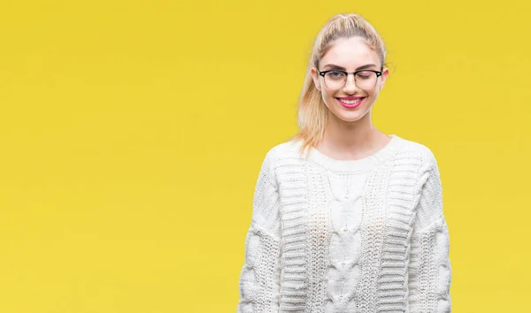 Junge Schöne Blonde Frau Trägt Brille Über Isoliertem Hintergrund Zwinkert — Stockfoto