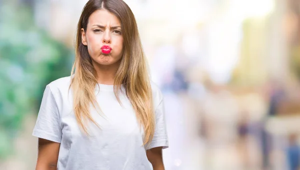 Jovem Bela Mulher Casual Shirt Branca Sobre Fundo Isolado Soprando — Fotografia de Stock