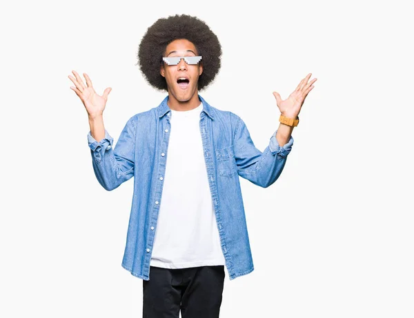 Jovem Americano Africano Com Cabelo Afro Vestindo Óculos Vida Bandido — Fotografia de Stock