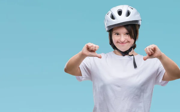 Jonge Volwassen Wielrenner Vrouw Met Downsyndroom Dragen Van Veiligheidshelm Geïsoleerde — Stockfoto