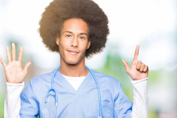 Gösterilen Parmakları Ile Işaret Afro Saçlı Genç Afro Amerikan Doktor — Stok fotoğraf