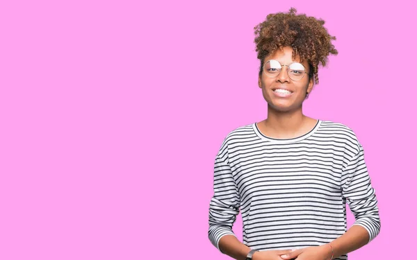 Güzel Genç Afro Amerikan Kadın Üzerinde Gözlük Takan Birlikte Arka — Stok fotoğraf