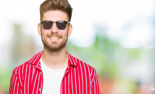 Junger Gutaussehender Mann Mit Sonnenbrille Und Einem Fröhlichen Und Kühlen — Stockfoto