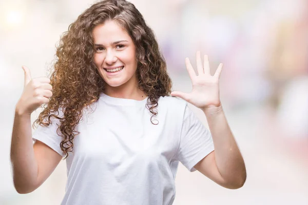 Hermosa Morena Pelo Rizado Joven Con Camiseta Casual Sobre Fondo — Foto de Stock