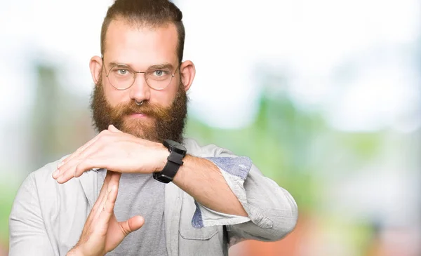 Joven Hombre Rubio Con Gafas Pasando Tiempo Fuera Gesto Con —  Fotos de Stock