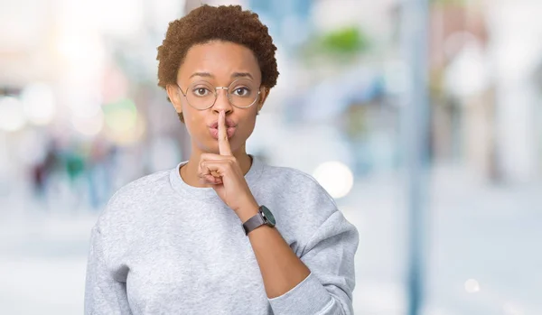 Joven Mujer Afroamericana Hermosa Con Gafas Sobre Fondo Aislado Pidiendo — Foto de Stock