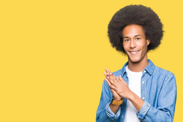 Jonge Afro Amerikaanse Man Met Afro Haar Clapping Applaudisseren Samen — Stockfoto