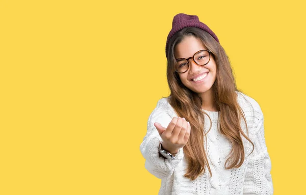 Joven Hermosa Morena Hipster Mujer Con Gafas Sombrero Invierno Sobre —  Fotos de Stock