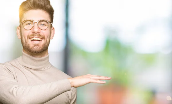 Pemuda Tampan Pria Bisnis Mengenakan Kacamata Gestur Dengan Tangan Menunjukkan — Stok Foto