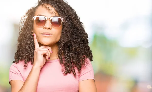 Mooie Jongedame Met Krullend Haar Dragen Van Een Roze Zonnebril — Stockfoto