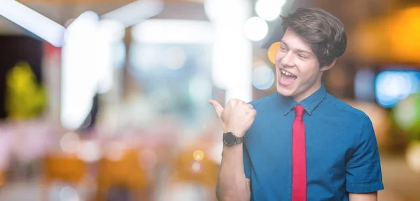 Joven Hombre Negocios Guapo Con Corbata Roja Sobre Fondo Aislado —  Fotos de Stock