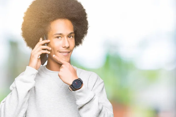 Jonge Afro Amerikaanse Man Met Afro Haar Praten Smartphone Erg — Stockfoto