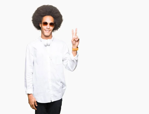 Giovane Uomo Afro Americano Con Capelli Afro Indossando Occhiali Sole — Foto Stock