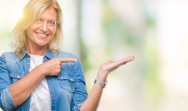 Blonde Vrouw Van Middelbare Leeftijd Geïsoleerde Achtergrond Verbaasd Lachend Naar — Stockfoto