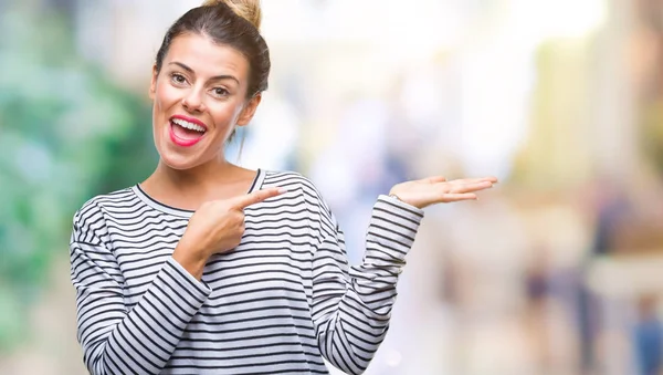 Junge Schöne Frau Lässig Streifen Pullover Über Isoliertem Hintergrund Erstaunt — Stockfoto