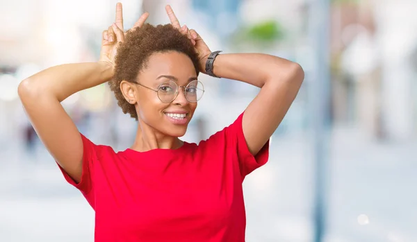 Hermosa Mujer Afroamericana Joven Con Gafas Sobre Fondo Aislado Posando —  Fotos de Stock
