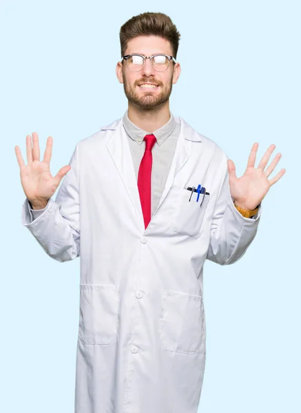 Jeune Homme Scientifique Beau Portant Des Lunettes Montrant Pointant Vers — Photo