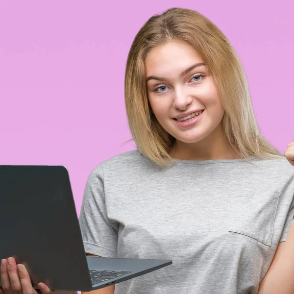 Молодая Белая Женщина Компьютером Ноутбук Изолированном Фоне Указывая Показывая Большим — стоковое фото
