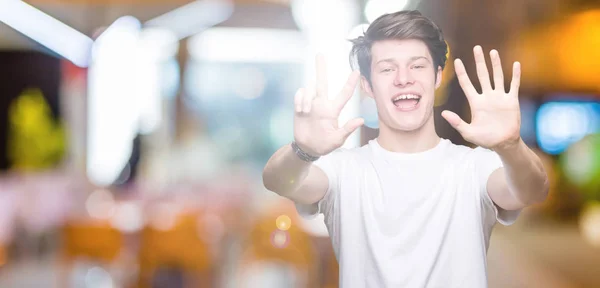 Joven Hombre Guapo Con Camiseta Blanca Casual Sobre Fondo Aislado —  Fotos de Stock