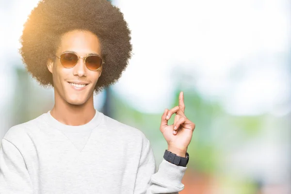 Jeune Homme Afro Américain Aux Cheveux Afro Portant Des Lunettes — Photo