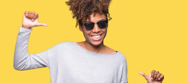 Beautiful Young African American Woman Wearing Sunglasses Isolated Background Looking — Stock Photo, Image