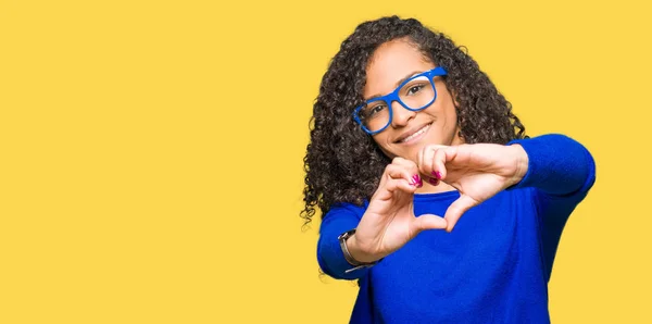 Mulher Bonita Nova Com Cabelo Encaracolado Usando Óculos Sorrindo Amor — Fotografia de Stock