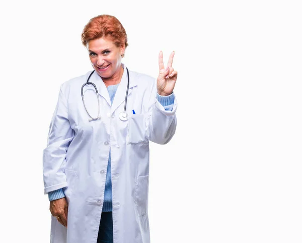 Senior Mulher Médica Caucasiana Vestindo Uniforme Médico Sobre Fundo Isolado — Fotografia de Stock