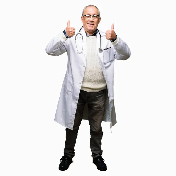 Hombre Guapo Médico Senior Con Abrigo Médico Signo Éxito Haciendo — Foto de Stock