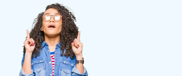 Junge Schöne Frau Mit Lockigem Haar Und Brille Erstaunt Und — Stockfoto