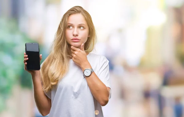 Jovem Bela Mulher Loira Mostrando Tela Smartphone Sobre Fundo Isolado — Fotografia de Stock
