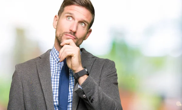 Bonito Homem Negócios Vestindo Terno Gravata Com Mão Queixo Pensando — Fotografia de Stock