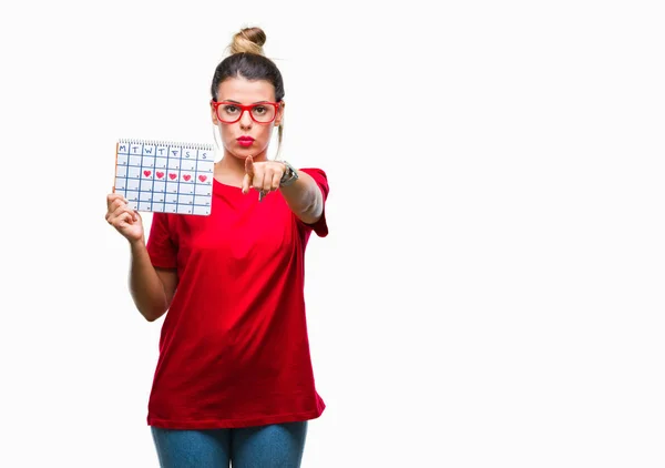 Joven Hermosa Mujer Sosteniendo Calendario Menstruación Sobre Fondo Aislado Señalando — Foto de Stock