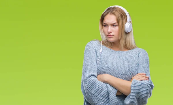 Unga Kaukasiska Kvinna Musiklyssnande Bär Hörlurar Över Isolerade Bakgrund Skeptiker — Stockfoto