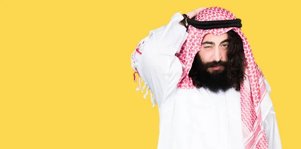 Arabský Obchodník Dlouhými Vlasy Nosí Tradiční Palestinou Šálu Pletou Zajímat — Stock fotografie