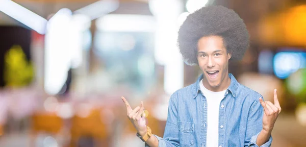 Joven Afroamericano Con Pelo Afro Gritando Con Expresión Loca Haciendo — Foto de Stock