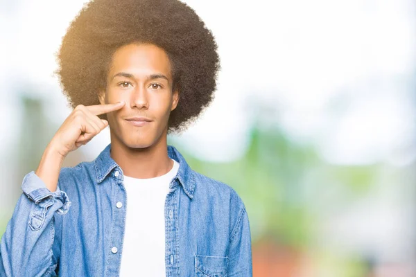 Unga Afroamerikanska Man Med Afro Hår Peka Med Handen Finger — Stockfoto