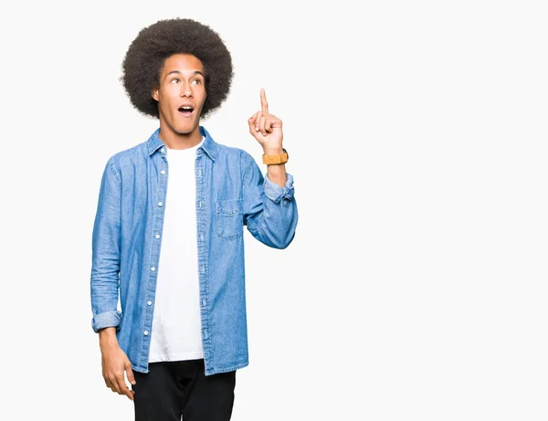 Americký Mladík Afro Vlasy Ukazující Prst Úspěšným Myšlenkou Byl Ukončen — Stock fotografie