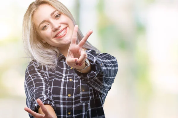 Mladá Blond Žena Izolované Pozadí Usmívající Dívá Kamery Zachycující Prsty — Stock fotografie