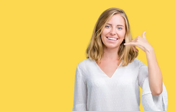 Mulher Bonita Elegante Sobre Fundo Isolado Sorrindo Fazendo Gesto Telefone — Fotografia de Stock