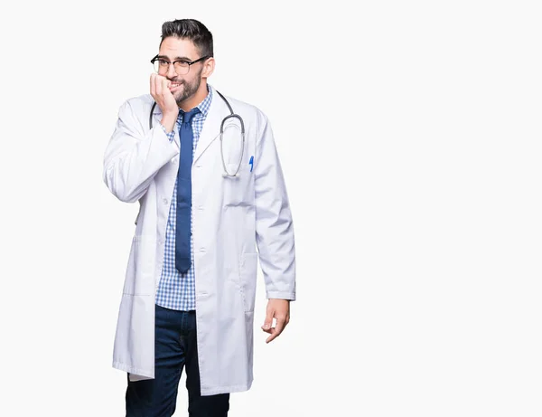 Pohledný Mladý Lékař Muž Nad Izolované Pozadí Pohledu Stresovaní Nervózní — Stock fotografie