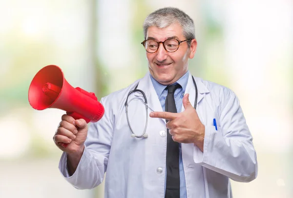 Bello Anziano Medico Uomo Urlando Attraverso Megafono Sfondo Isolato Molto — Foto Stock