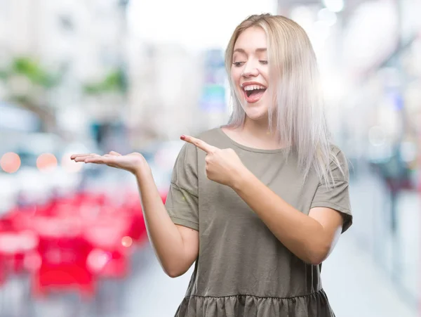 Mladá Blond Žena Izolované Pozadí Ohromil Usmívá Kameru Při Prezentaci — Stock fotografie