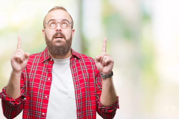 Giovane Uomo Hipster Caucasico Indossa Occhiali Sfondo Isolato Stupito Sorpreso — Foto Stock