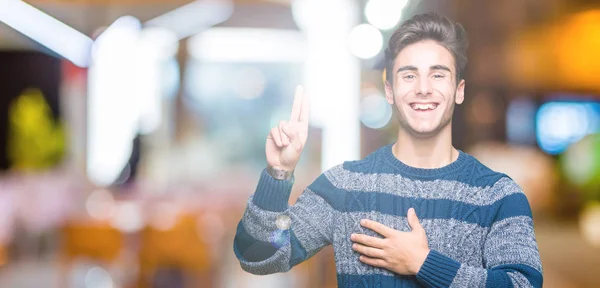 Mladý Pohledný Muž Nad Izolované Pozadí Swearing Rukou Hrudi Prstech — Stock fotografie