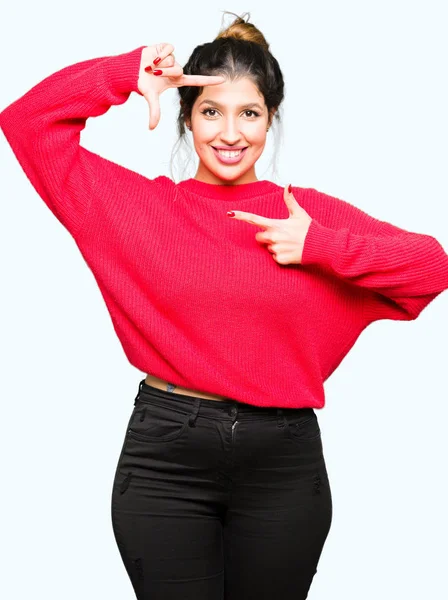 Jovem Mulher Bonita Vestindo Camisola Vermelha Pão Sorrindo Fazendo Moldura — Fotografia de Stock