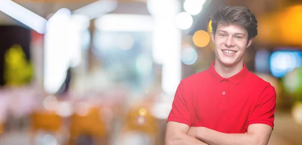 Joven Hombre Guapo Con Camiseta Roja Sobre Fondo Aislado Cara — Foto de Stock