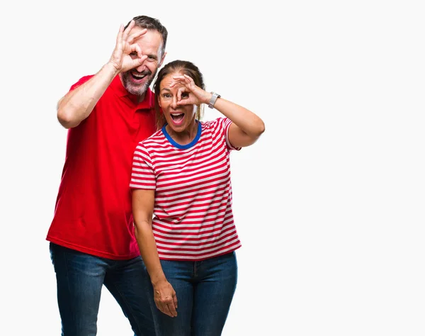 Idade Média Casal Hispânico Amor Sobre Fundo Isolado Fazendo Gesto — Fotografia de Stock